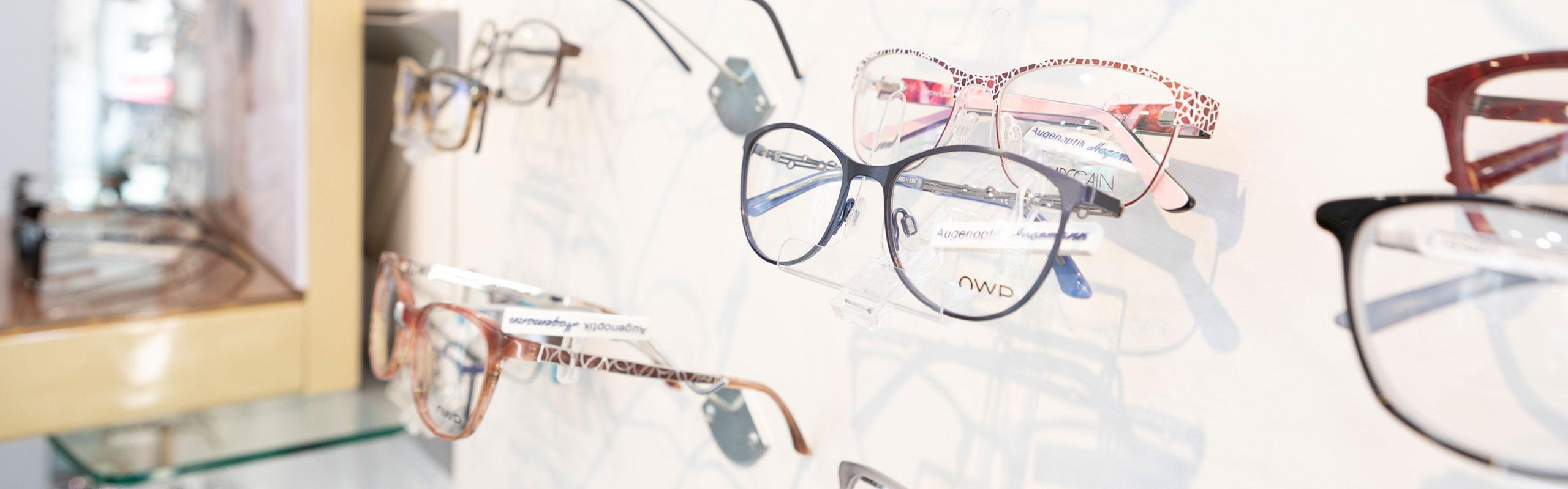 Eine Auswahl von Brillen in einer Hagemann-Filiale