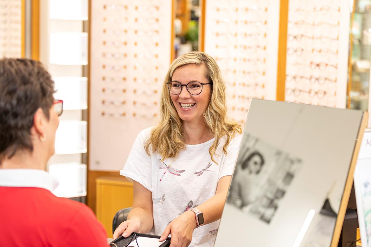 Eine Hagemann Mitarbeiterin berät eine Kundin