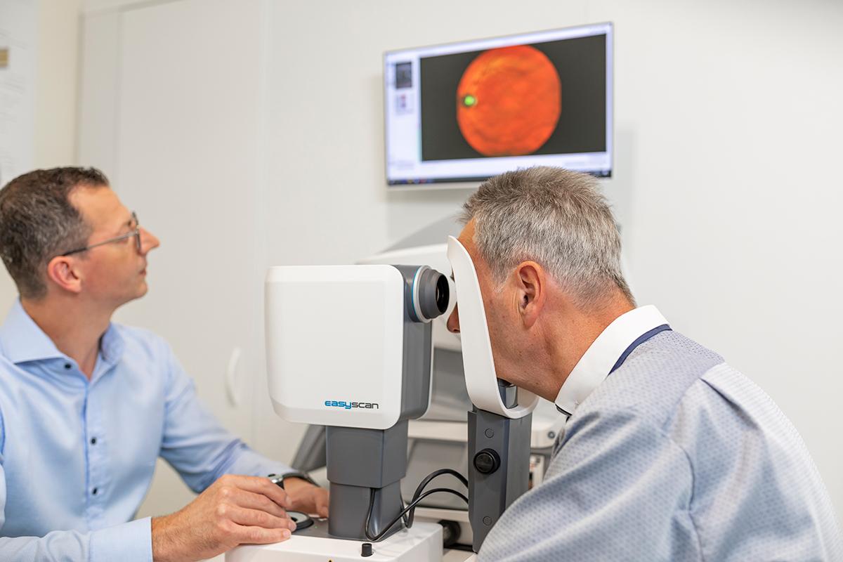 Ein Hagemann Mitarbeiter führt einen Sehtest durch